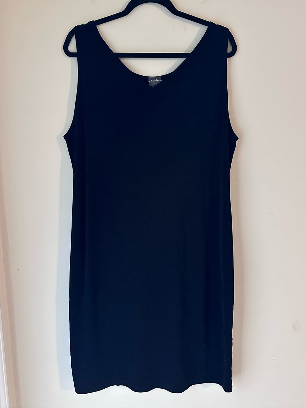 Travelers by Chico's Black V-Neck Top